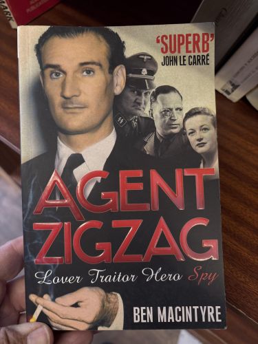 Portada del libro de AGENT ZIGZAG: THE TRUE WARTIME STORY OF EDDIE CHAPMAN: LOVER, TRAITOR, HERO, SPY MACINTYRE, BEN