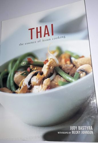 Portada del libro de THAI: THE ESSENCE OF ASIAN COOKING [PAPERBACK] JUDY-BASTYRA