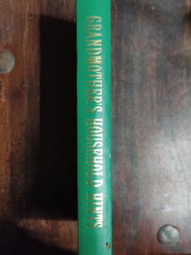 Portada del libro de GRANDMOTHER'S HOUSEHOLD HINTS: AS GOOD TODAY AS YESTERDAY [HARDCOVER] ADAMSON, HELEN LYON AND ILLUS...
