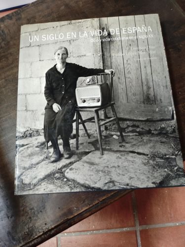 UN SIGLO EN LA VIDA DE ESPAÑA: OCIO Y VIDA COTIDIANA EN EL SIGLO XX [PAPERBACK] LORENZO DÍAZ / PUBLIO LÓPEZ MONDÉJAR