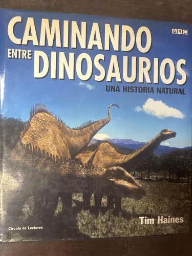 CAMINANDO ENTRE DINOSAURIOS: UNA HISTORIA NATURAL [PAPERBACK]