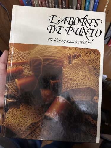 Portada del libro de LABORES DE PUNTO : 137 IDEAS Y CÓMO SE REALIZAN [TAPA DURA] FRANCISCO TORREDEMER S.A. Y EDITORIAL H...
