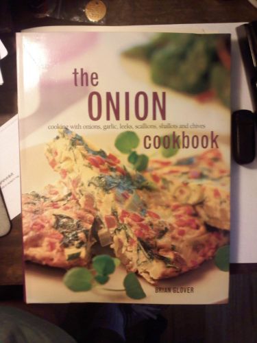 Portada del libro de THE-ONION-COOKBOOK-BY-BRIAN-GLOVER [HARDCOVER] BRIAN GLOVER